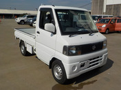 It is a picture of the white nissan clipper truck in 2003,First Photo Stock No.Y040505