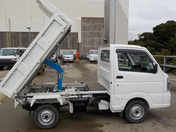 It is a picture of the white suzuki carry dump in 2016,First Photo Stock No.Y040625