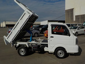 It is a picture of the white suzuki carry dump in 2014,First Photo Stock No.Y040833