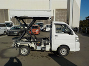 It is a picture of the white daihatsu hijet scissors dump in 2013,First Photo Stock No.Y041583