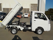 It is a picture of the white daihatsu hijet dump in 2021,First Photo Stock No.Y042100