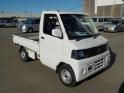 It is a picture of the white nissan clipper truck in 2003,First Photo Stock No.Y042229