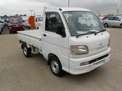 It is a picture of the white daihatsu hijet truck in 2002,First Photo Stock No.Y042612
