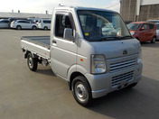 It is a picture of the silver suzuki carry truck in 2006,First Photo Stock No.Y042718
