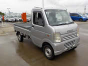 It is a picture of the silver suzuki carry truck in 2004,First Photo Stock No.Y042906