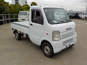 It is a picture of the white suzuki carry truck in 2003,First Photo Stock No.Y042975