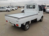 It is a picture of the white suzuki carry truck in 2003,Sub Photo 4 Stock No.Y042975