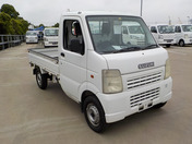 It is a picture of the white suzuki carry truck in 2002,First Photo Stock No.Y043219