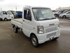It is a picture of the white suzuki carry truck in 2002,Sub Photo 0 Stock No.Y043250