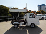 It is a picture of the white suzuki carry scissors dump in 2022,First Photo Stock No.Y043509