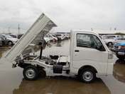 It is a picture of the white daihatsu hijet dump in 2022,First Photo Stock No.Y043523