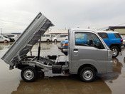 It is a picture of the silver daihatsu hijet dump in 2022,First Photo Stock No.Y043525