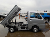 It is a picture of the silver daihatsu hijet dump in 2022,First Photo Stock No.Y043526