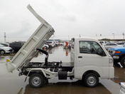 It is a picture of the white daihatsu hijet in 2022,First Photo Stock No.Y043527
