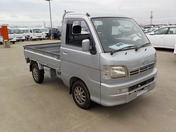 It is a picture of the silver daihatsu hijet truck in 2004,First Photo Stock No.Y043793