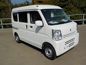 It is a picture of the white suzuki every passenger van in 2022,First Photo Stock No.Y043887