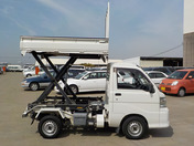 It is a picture of the white daihatsu hijet scissors dump in 2009,First Photo Stock No.Y044019