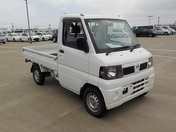 It is a picture of the white nissan clipper truck in 2008,First Photo Stock No.Y044024