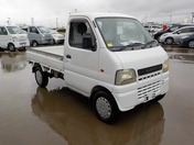 It is a picture of the white suzuki carry truck in 2002,First Photo Stock No.Y045063
