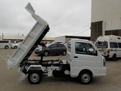 It is a picture of the white suzuki carry in 2022,First Photo Stock No.Y045203