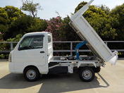 It is a picture of the white suzuki carry dump in 2014,First Photo Stock No.Y045463