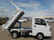 It is a picture of the white suzuki carry in 2017,First Photo Stock No.Y045627