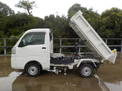 It is a picture of the white daihatsu hijet in 2021,First Photo Stock No.Y046160
