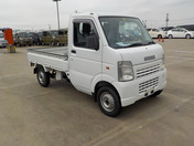 It is a picture of the white suzuki carry truck in 2002,First Photo Stock No.Y046212