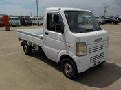 It is a picture of the white suzuki carry truck in 2004,First Photo Stock No.Y046240