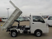 It is a picture of the white daihatsu hijet dump in 2022,First Photo Stock No.Y046420