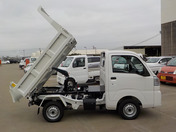It is a picture of the white daihatsu hijet dump in 2022,First Photo Stock No.Y046421