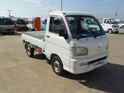 It is a picture of the white daihatsu hijet truck in 2002,First Photo Stock No.Y047136