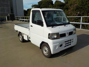 It is a picture of the white nissan clipper truck in 2006,First Photo Stock No.Y047440