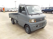It is a picture of the gray nissan clipper truck in 2004,First Photo Stock No.Y047548