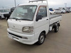 It is a picture of the white daihatsu hijet scissors dump in 2004,Sub Photo 3 Stock No.Y047746