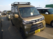 It is a picture of the  khaki  daihatsu hijet deck van in 2020,First Photo Stock No.Y047986