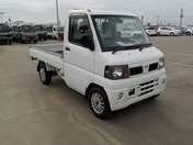 It is a picture of the white nissan clipper truck in 2007,First Photo Stock No.Y048028
