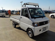 It is a picture of the white nissan clipper truck in 2005,First Photo Stock No.Y048303