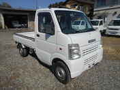 It is a picture of the white suzuki carry truck in 2004,First Photo Stock No.Y048358