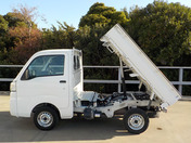 It is a picture of the white daihatsu hijet dump in 2015,First Photo Stock No.Y048551