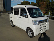 It is a picture of the pearl daihatsu hijet deck van in 2017,First Photo Stock No.Y048570