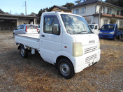 It is a picture of the white suzuki carry truck in 2002,First Photo Stock No.Y048573