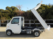 It is a picture of the white suzuki carry in 2008,First Photo Stock No.Y048650