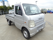 It is a picture of the silver suzuki carry truck in 2002,First Photo Stock No.Y048680