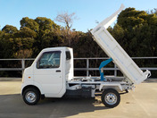 It is a picture of the white suzuki carry in 2010,First Photo Stock No.Y048993
